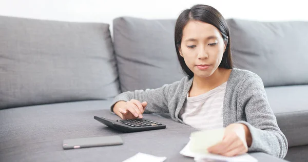 Housewife Calculating Expense Home — Stock Photo, Image