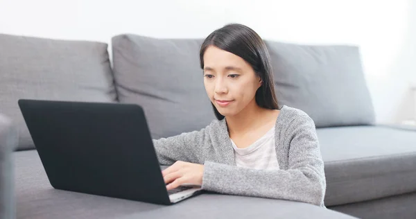 Vrouw Met Laptop Computer Thuis — Stockfoto