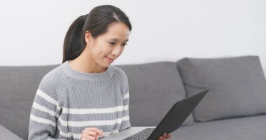 Evde dizüstü bilgisayar kullanan kadın 