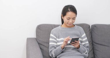 Cep telefonu kullanan Asyalı kadın. 