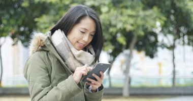 Genç kadın, açık istimal hareket eden telefon 