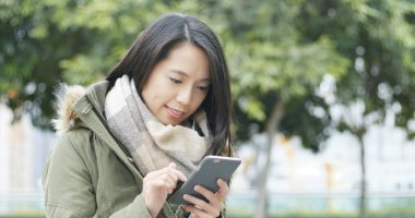 cep telefonu açık, kullanan kadın 