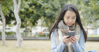 cep telefonu açık, kullanan kadın 