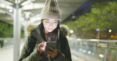 Hong Kong cep telefonu kullanan kadın 