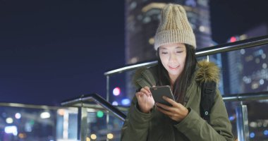 cep telefonuyla şehirde gece kadın