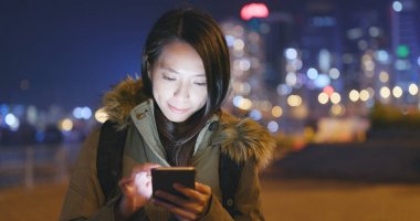 Geceleri Hong Kong Smartphone kullanan kadın 