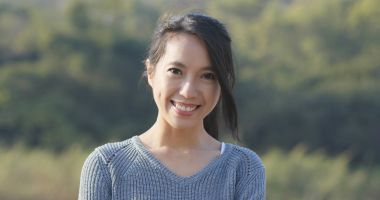 Asyalı kadın kameraya gülümseyen 