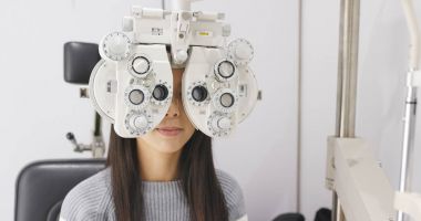 Asyalı kadın göz testi yapıyor 