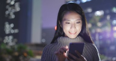 cep telefonuyla şehirde gece kadın 