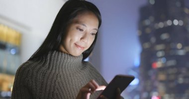 şehirde cep telefonu kullanan kadın