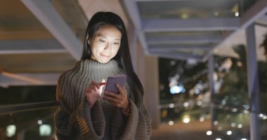 şehirde cep telefonu kullanan kadın