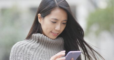 Cep telefonu kullanan iş kadını 