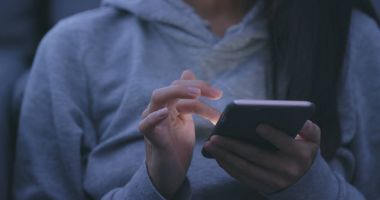 Akşamları evde cep telefonu kullanan kadın 