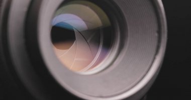Kamera objektifi yakınlaştırma ve uzaklaştırma 
