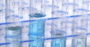 Test tüpleri için kimyasal çözüm bırakarak bilim adamı 