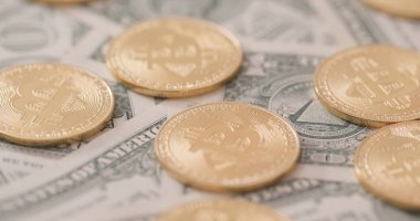 Bitcoins yığını üzerinden YTL banknotlar 