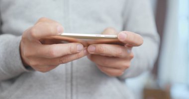 Adam akıllı telefon üzerinde oyun oynamak