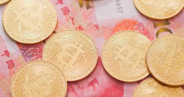 Çin banknot ve Bitcoins kapat 