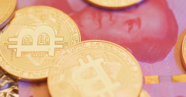 Bitcoins ve Rmb banknotlar yakın çekim