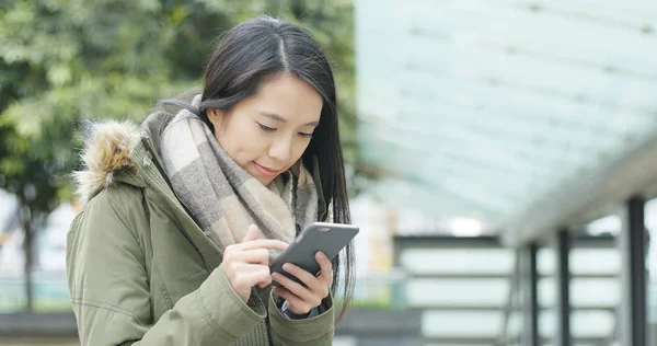 Mulher Asiática Usando Telefone Celular Livre — Fotografia de Stock