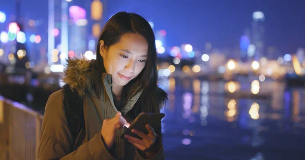 Frau Trägt Winterjacke Und Nutzt Nachts Handy — Stockfoto