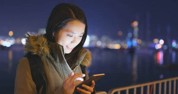 Frau Benutzt Smartphone Hongkong Der Nacht — Stockfoto