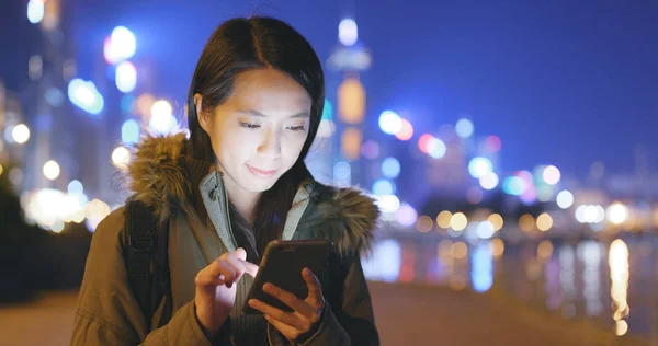 Mulher Asiática Usando Smartphone Hong Kong — Fotografia de Stock