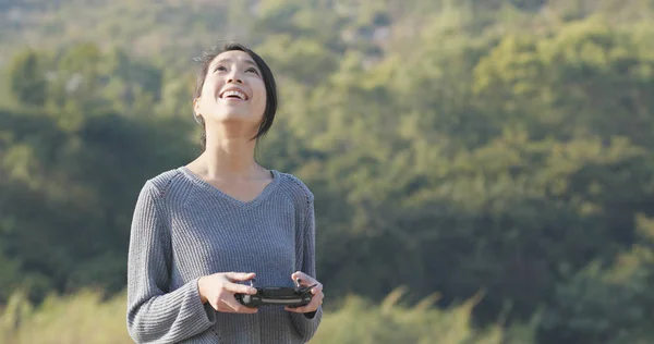 Mulher Jogando Drone Voador Parque — Fotografia de Stock