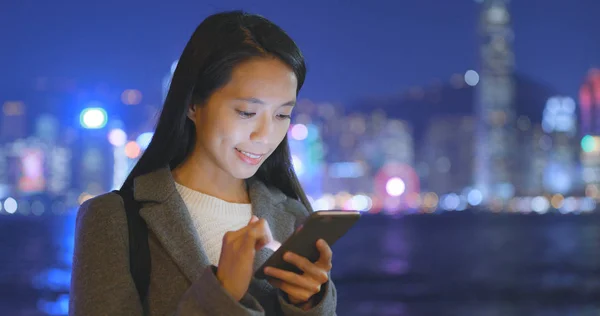 Empresaria Usando Teléfono Móvil Hong Kong Por Noche — Foto de Stock