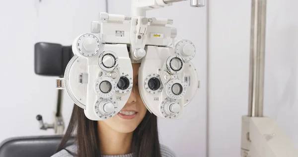 Kadın Göz Testi Yapıyor — Stok fotoğraf