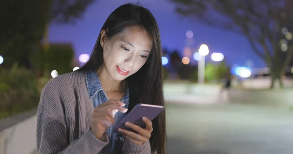 Frau Nutzt Smartphone Freien — Stockfoto