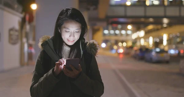Mulher Usando Smartphone Noite — Fotografia de Stock
