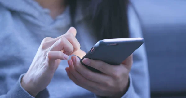 Woman Using Mobile Phone — Stock Photo, Image