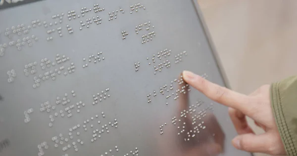 Blind Braille Üzerinde Açık Dizin Okuma — Stok fotoğraf