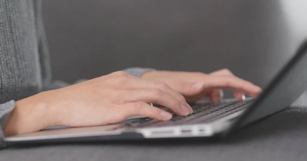 Mulher Digitando Computador Portátil — Fotografia de Stock