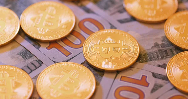 Bitcoins Und Uns Dollarnoten — Stockfoto