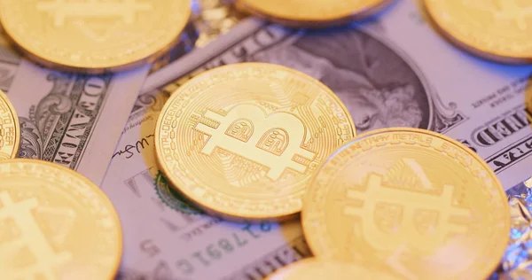 Bitcoins Notas Dólar Dos Eua — Fotografia de Stock
