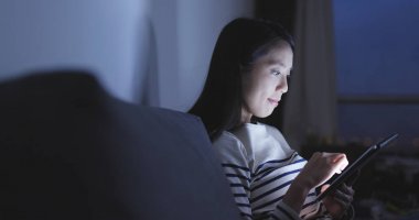 Evde tablet bilgisayar arayan kadın 