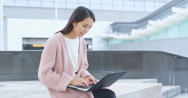vrouw met behulp van zakboekje computer 