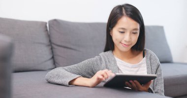 evde tablet bilgisayar kullanan kadın 