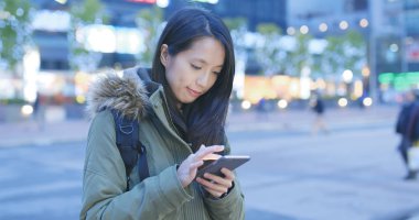 Cep telefonu kadın göz geceleri 