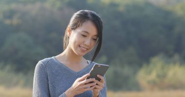 Akıllı telefon kullanan Asyalı kadın 