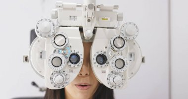 Kadın klinikte gözü kontrol et. 