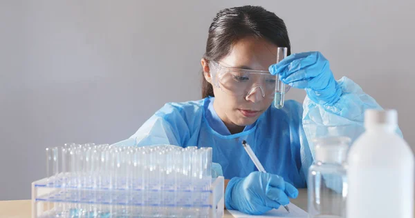 Estudante Química Fazendo Experiência Aula Laboratório — Fotografia de Stock