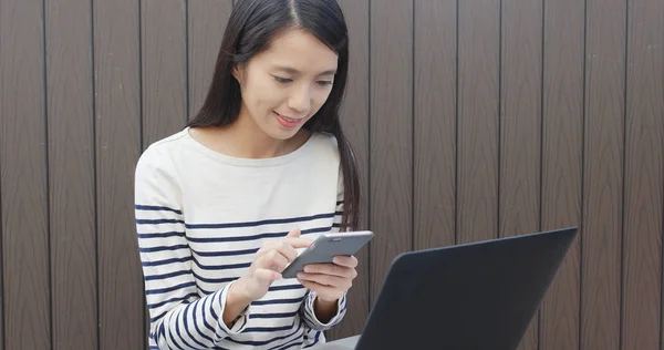 Frau Benutzte Handy Und Laptop — Stockfoto