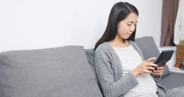 Pregnant Woman Using Calculator Counting Expense New Born Baby — Stock Photo, Image