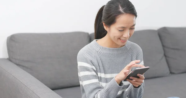 Woman Using Mobile Phone Home — Stock Photo, Image