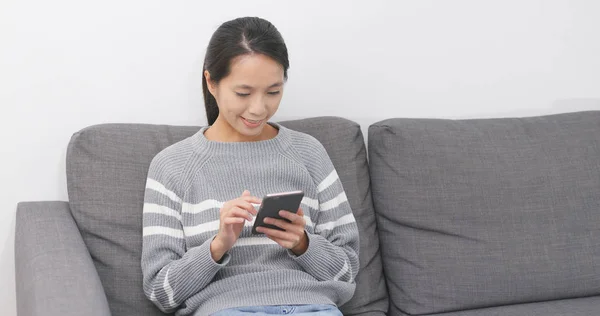 Frau Benutzt Handy Hause — Stockfoto