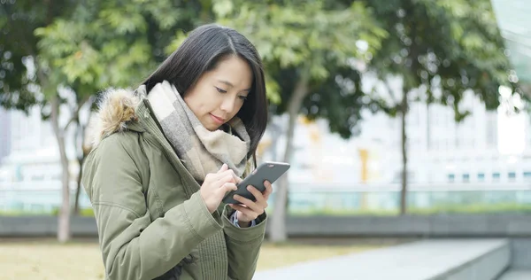 도시에서 핸드폰을 — 스톡 사진