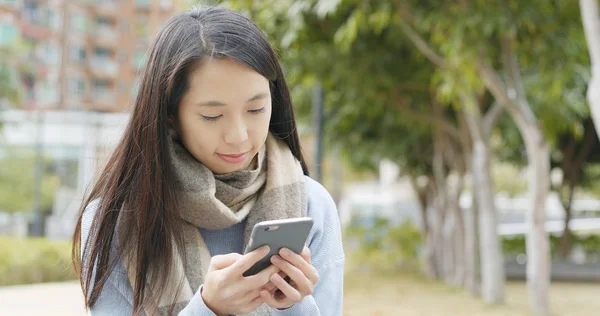 Mulher Jovem Usando Telefone Celular Livre — Fotografia de Stock